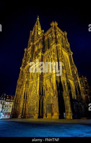 Gotische Kathedrale Notre-Dame 14. Jahrhundert in der Nacht, Straßburg, Elsass, Frankreich Stockfoto