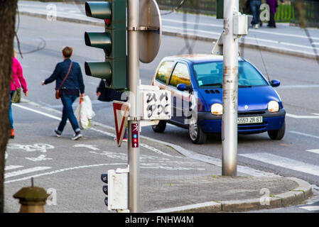 Ampel-Post, Fußgänger und Autos, Straßburg, Elsass, Frankreich Stockfoto