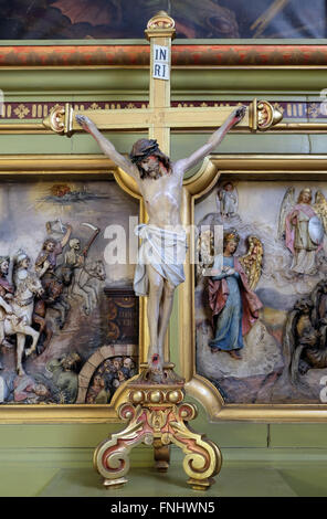 Kreuz auf dem Altar in der Basilika des Heiligen Herzens Jesu in Zagreb, Kroatien am 14. September 2015 Stockfoto