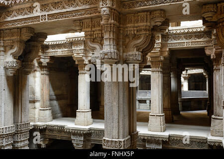 Adalaj Stepwell ist ein Hindu Wasser Gebäude im Dorf Adalaj, in der Nähe von Ahmedabad Stadt im indischen Bundesstaat Gujarat. Stockfoto