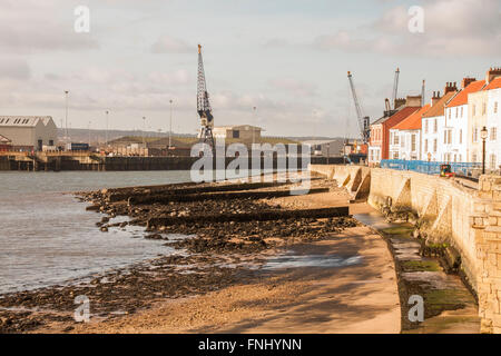 Ein Blick auf die Landzunge bei Hartlepool im Nordosten Englands zeigt Häuser, Strand und Krane Stockfoto