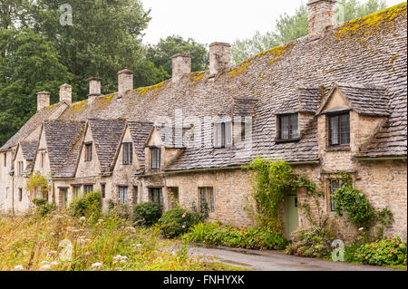 Die Zeile des 14. Jahrhunderts auf dem Land sind Arlington Row in Bibury, Gloucestershire, England, Großbritannien, Uk Stockfoto