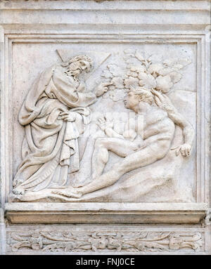 Erschaffung des Adam, Genesis Relief am Portal von St. Petronius Basilica in Bologna, Italien Stockfoto