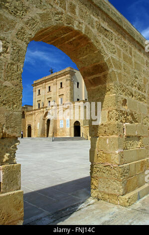 Pietro E Paolo Kirche Basilica Pontificia, durch Bogen, Capo Santa Maria Di Leuca, Apulien, Süditalien Stockfoto