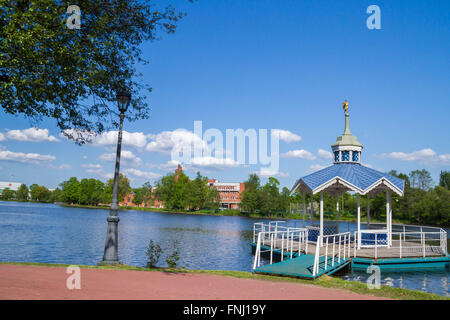 Geschnitzte Holz-Pavillon am Fluss Stockfoto