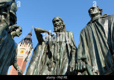 Rodins Bürger von Calais Skulptur steht vor dem Rathaus in Calais, Frankreich Stockfoto