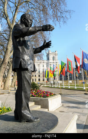 Statue des ehemaligen Präsidenten Südafrikas, Nelson Mandela von Ian Walters, Parliament Square, London Stockfoto