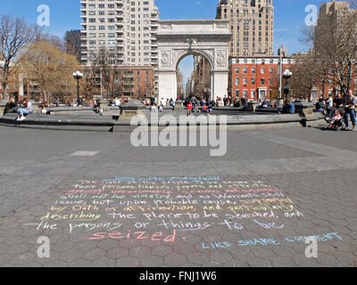 Die Fourtth Änderung der Verfassung geschrieben in Kreide im Washington Square Park in Greenwich Village, New York City Stockfoto