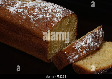 Schwamm Kuchen mit Puderzucker bestreuen Stockfoto