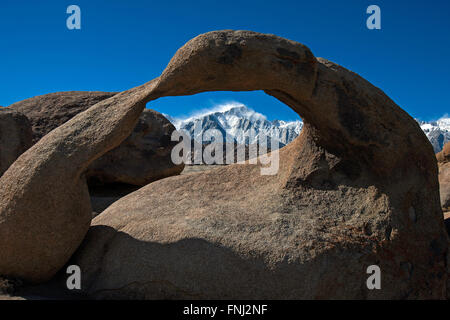 Schneebedeckten Mount Whitney angesehen durch Mobius Arch, Alabama Hills, California, Vereinigte Staaten von Amerika Stockfoto