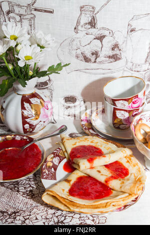 Pfannkuchen mit frischen Erdbeer-Marmelade zum Frühstück Stockfoto