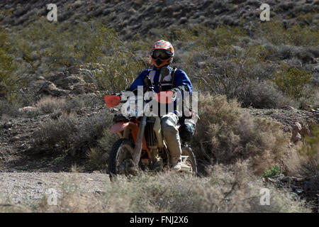 Motorradfahrer auf Titus Canyon Road, Death Valley Nationalpark, Kalifornien, Vereinigte Staaten von Amerika Stockfoto