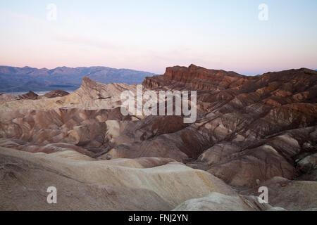 Zabriskie Point bei Sonnenaufgang, Death Valley Nationalpark, Kalifornien, Vereinigte Staaten von Amerika Stockfoto