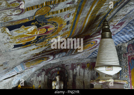 Im Inneren der Höhlen in alten buddhistischen Komplex in Dambulla Höhle Tempel. Sri Lanka. Das Foto ist die Stupa präsentieren. Stockfoto