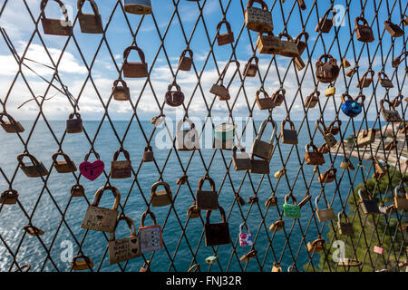 Liebe-Schlösser an einem Zaun am Boninovo, Dubrovnik, Kroatien. Stockfoto