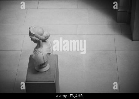 Klassische Skulptur allein in der Lobby Stockfoto