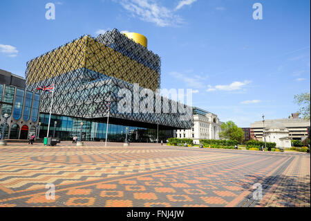 Bibliothek von Birmingham am klaren, blauen Himmel Sommertag, Großbritannien Stockfoto