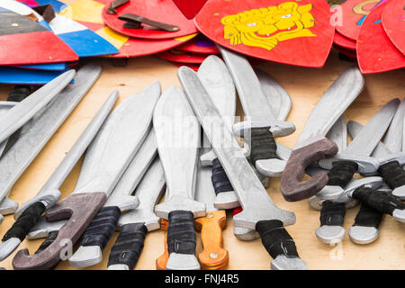 Sale Kinder hölzernen alten Schilden und Schwertern Stockfoto