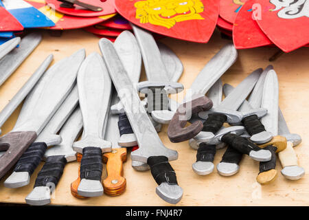 Sale Kinder hölzernen alten Schilden und Schwertern Stockfoto
