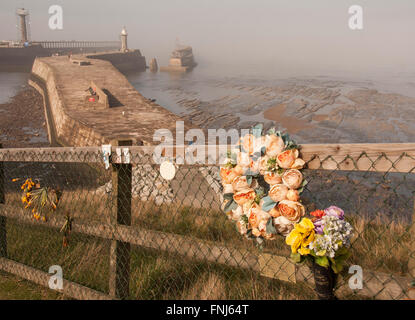 Ein nebliger Tag in Whitby in North Yorkshire zeigt Blumen, Pier und Hafen Stockfoto