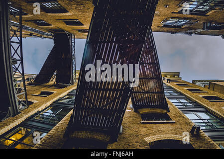 Niedrigen Winkel Blick auf Brücke Stockfoto