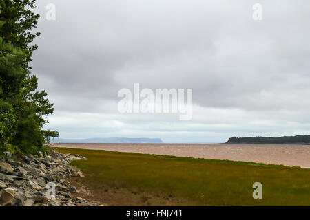 Shubenacadie River Erfahrungen eine Gezeiten Bohrung zweimal täglich mit einigen Bohrungen bis zu 3 m Höhe an bestimmten Punkten. Stockfoto