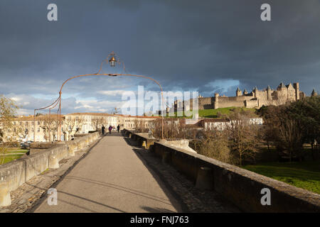 Blick vom Pont Vieux, die befestigte Stadt Carcassonne, Frankreich. Stockfoto