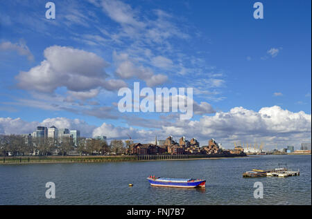 Blick auf die Themse Fluß von Canary Wharf und den Millennium Dome - The Dome - von Greenwich, England, Vereinigtes Königreich Stockfoto