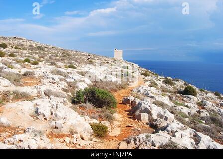 Trocknen Sie maltesische Landschaft und ein Naturlehrpfad führt zum Aussichtsturm in der unmittelbaren Umgebung der Mnajdra Tempel in Malta. Stockfoto