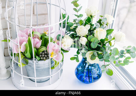 Blumen auf der Fensterbank im studio Stockfoto
