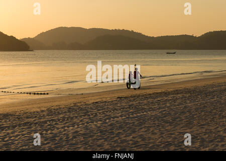 Radfahrer Sihouette auf Langkawi Cenang Beach, Malaysia Stockfoto