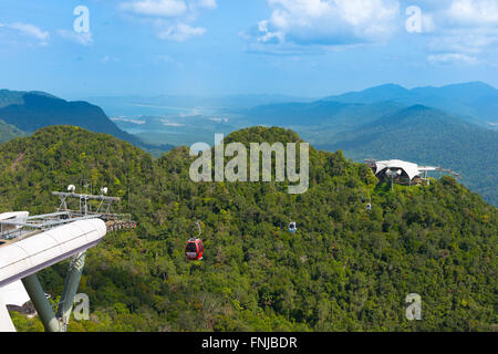 Seilbahnstation, Fahrerhäuser und Seil auf Langkawi Berg Gunung Machinchang, Langkawi, Malaysia Stockfoto