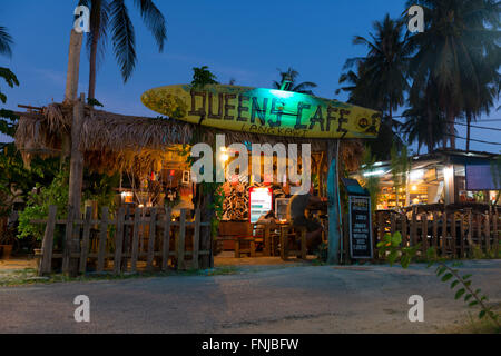 Queens Café für Rucksacktouristen in der Nacht in der Nähe von Cenang Beach, Langkawi, Malaysia Stockfoto