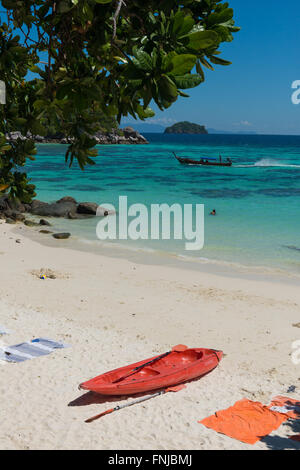 Rote Kajak am Sunrise Beach, Ko Lipe, Thailand Stockfoto