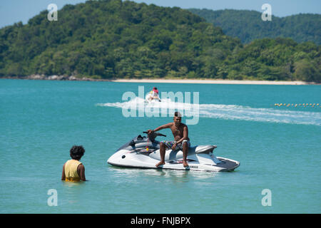 Jetski-Boy warten auf Touristen in Langkawi, Malaysia Stockfoto