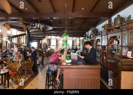 Innenraum des berühmten langen Bar im Raffles Hotel, Singapur Stockfoto