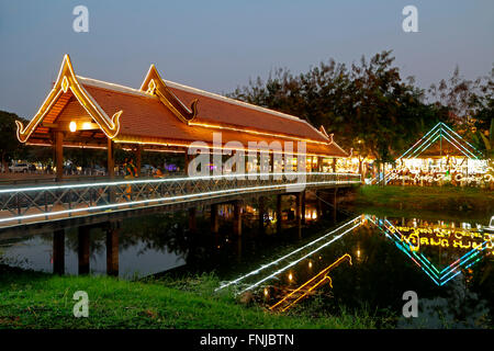 Gedeckte Holzbrücke, Siem-Reap-Fluss und Siem Reap Art Center Nachtmarkt Leuchtreklame, Siem Reap, Kambodscha Stockfoto