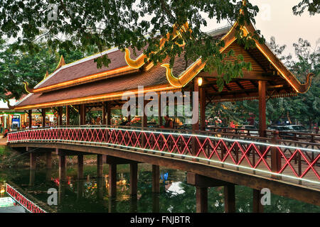 Covered Bridge und Siem Reap-Fluss, Siem Reap, Kambodscha Stockfoto