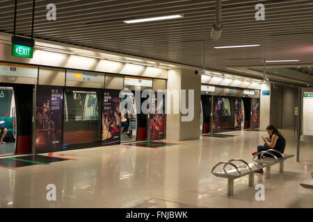 Leere U-Bahn Station, Singapur Stockfoto