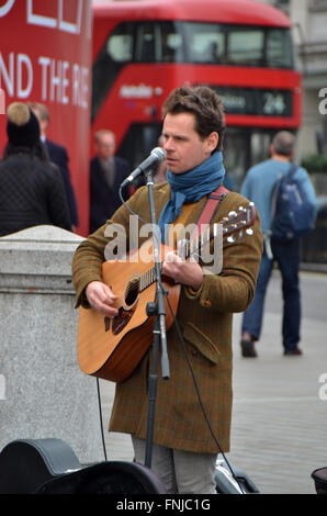 London, UK, 15. März 2016 Peter Leonard Straßenmusik am Trafalgar Square. Stockfoto