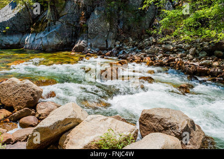 Redwood Creek am Kings Canyon Scenic Byway, Landstraße 180, Kings Canyon National Park, südlichen Sierra Nevada, Kalifornien, USA. Stockfoto