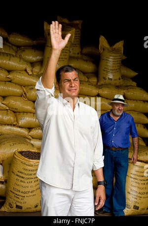 Präsident Correa besucht eine Schokoladenfabrik in Kakao während der Dreharbeiten von Ecuador: The Royal Tour. Stockfoto