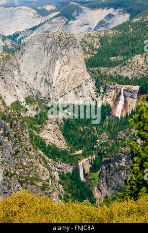 Die Washburn Point bietet einen herrlichen Blick des Yosemite Nationalparks Yosemite Valley, einschließlich Half Dome, Yosemite Falls, Vernal Stockfoto