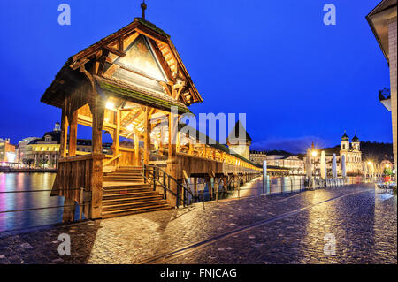 Luzern, Schweiz, Eingang zur Kapelle Holzbrücke am späten Abend Stockfoto