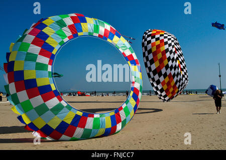 Italien, Emilia Romagna, Rimini, internationale Drachenfestival, Drachen fliegen Stockfoto