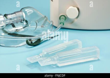 Sterile Kochsalzlösung Fläschchen mit Zerstäuber und Maske. Stockfoto