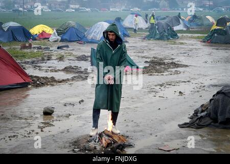 Idomeni, Griechenland. 12. März 2016. Tausende von Migranten stecken an der geschlossenen Grenze zwischen Griechenland und Mazedonien 10.000 Menschen sind jetzt an der Grenze, in verzweifelten Bedingungen.    Bildnachweis: Danilo Balducci/Sintesi/Alamy Live-Nachrichten Stockfoto