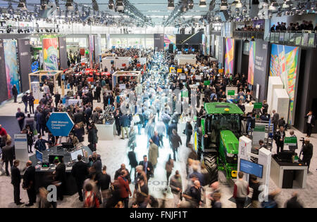 Hannover, Deutschland. 15. März 2016. Besucher bei der IBM Stand auf der CeBIT in Hannover, 15. März 2016. Foto: OLE SPATA/DPA/Alamy Live-Nachrichten Stockfoto