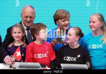 Hannover, Deutschland. 15. März 2016. Bundeskanzlerin Angela Merkel (C, hinten) und Bundespräsidentin Johann Schneider-Ammann (L, hinten) besuchen Sie die Microsoft-Stand während ihres Besuches auf der CeBIT 2016 in Hannover, Mitteldeutschland, am 15. März 2016. Die Schweiz ist Partnerland der CeBIT 2016. Bildnachweis: Luo Huanhuan/Xinhua/Alamy Live-Nachrichten Stockfoto