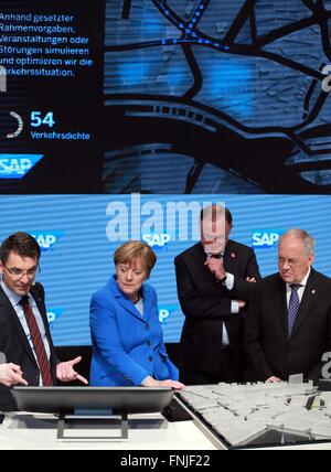 Hannover, Deutschland. 15. März 2016. Bundeskanzlerin Angela Merkel (2. L) und Bundespräsidentin Johann Schneider-Ammann (1. R) besuchen Sie die SAP-Stand während ihres Besuches auf der CeBIT 2016 in Hannover, Mitteldeutschland, am 15. März 2016. Die Schweiz ist Partnerland der CeBIT 2016. Bildnachweis: Luo Huanhuan/Xinhua/Alamy Live-Nachrichten Stockfoto